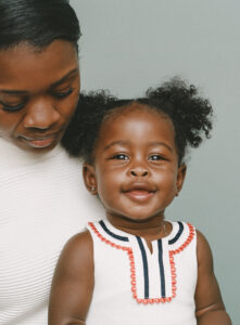 Closeup_of_toddler_girl_smiling_with_her_mom_(48545995032)